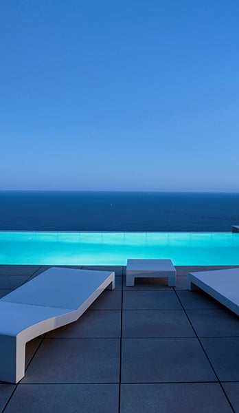 Des piscines à débordement qui se fondent avec la mer